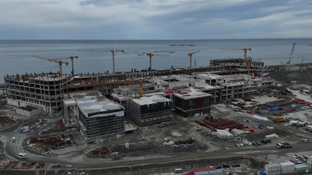 rize-sehir-hastanesinde-calismalar-hiz-kesmiyor-insaatta-sona-dogru