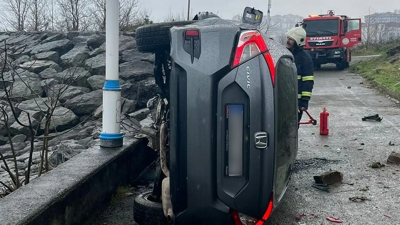 rizede-yagmur-kazayi-getirdi-arac-takla-atti