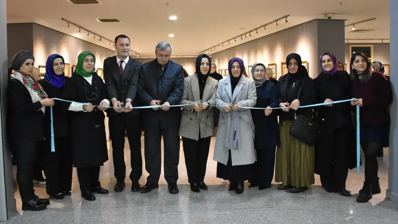 trabzonda-gul-ve-kalem-sergisi-sanatseverlerle-bulustu