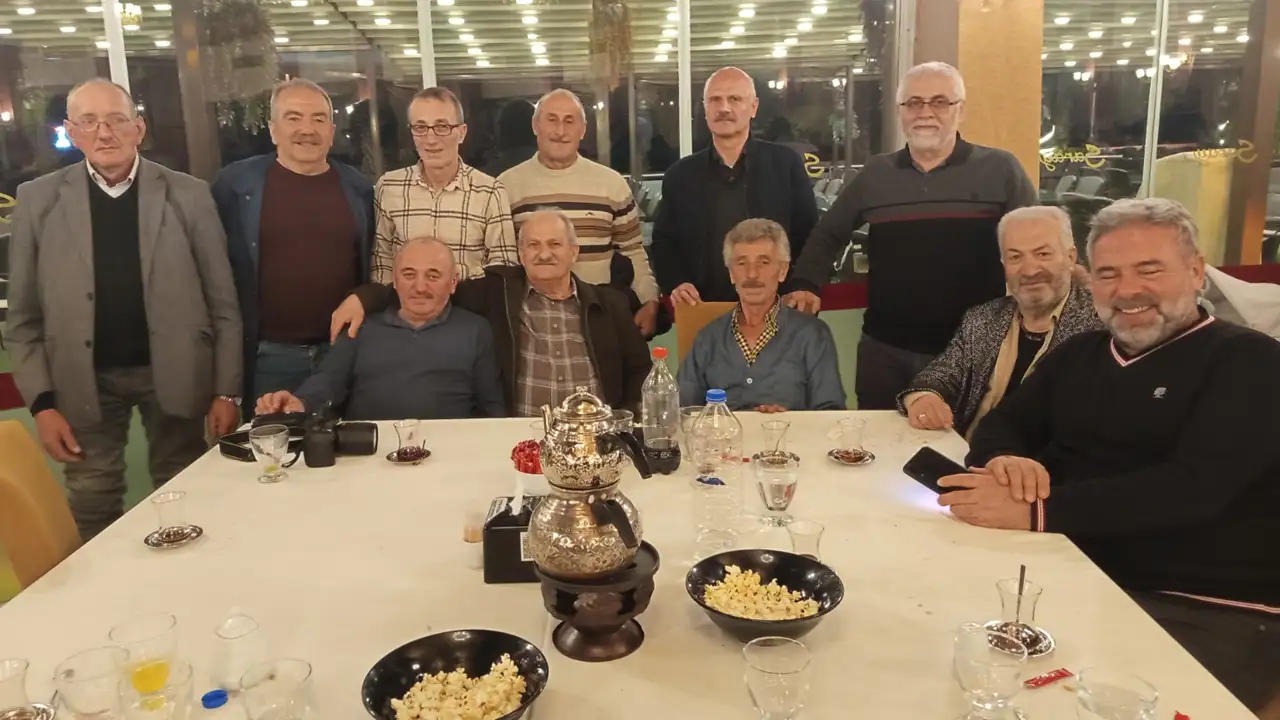 41-yil-sonra-trabzonda-bulustular-eski-asker-arkadaslari-iftarda-bir-araya-geldi