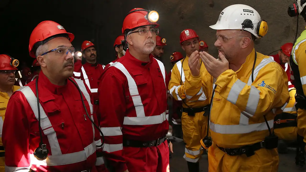 bakan-vedat-isikhan-rizede-yerin-320-metre-altinda-iscilerle-sahur-yapti