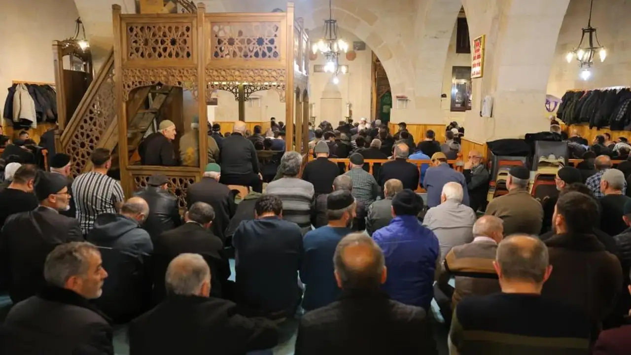 bayburtta-kadir-gecesi-ulu-camiinde-dualarla-idrak-edildi