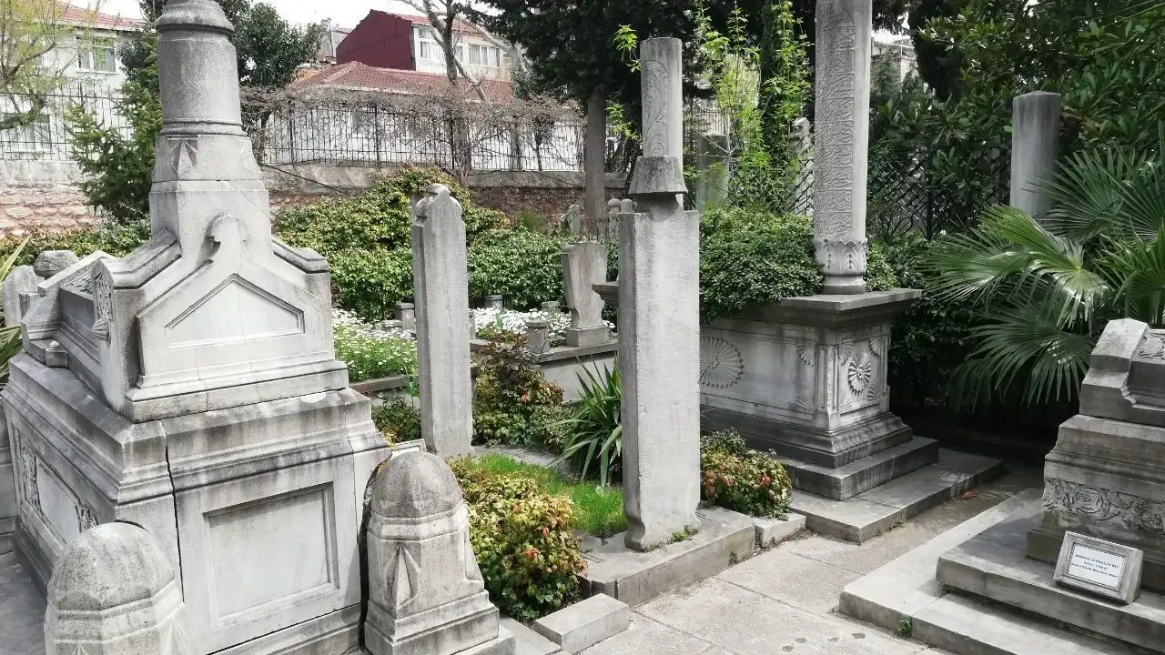 fatih-camii-haziresinde-kimler-yatiyor