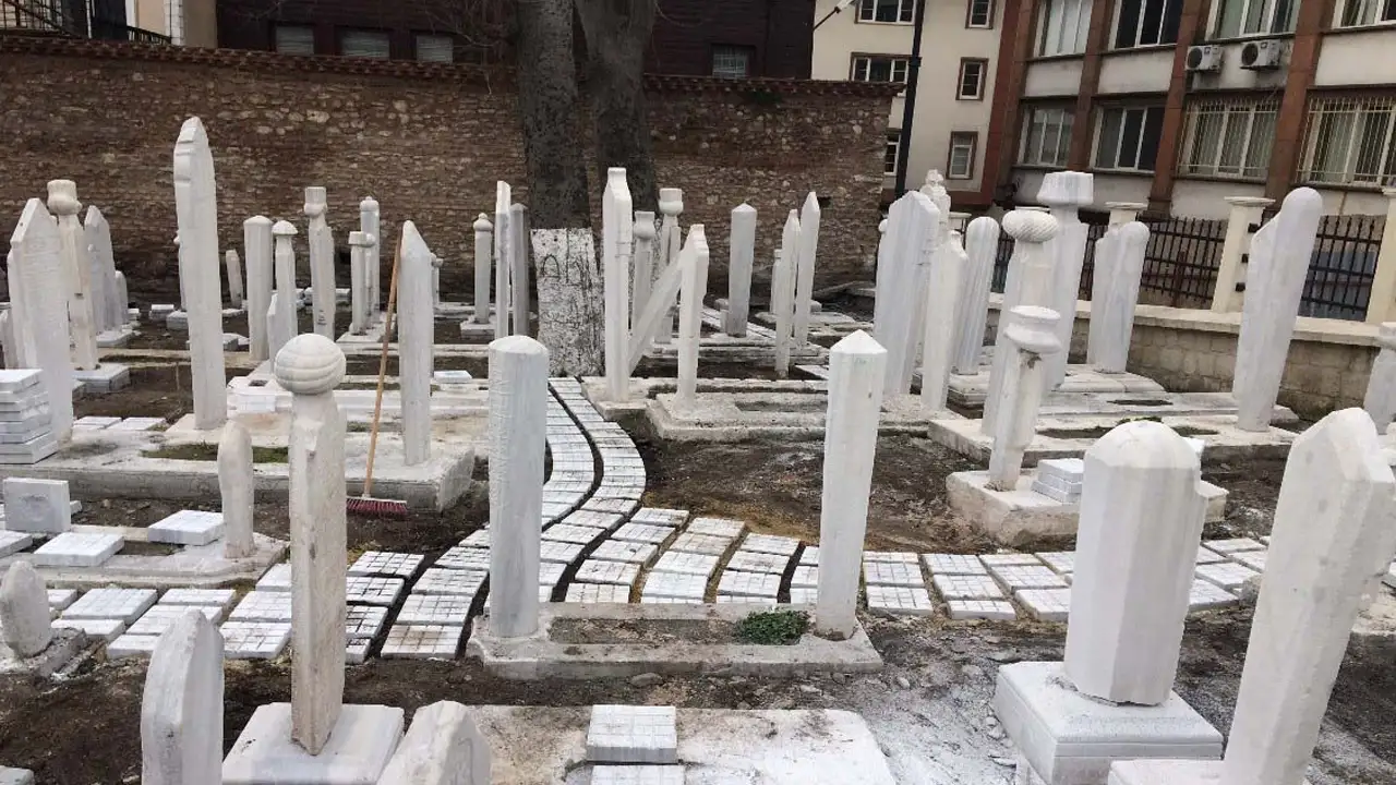 fatih-camii-haziresinde-kimler-yatiyor