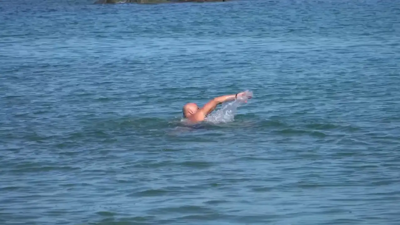 rizede-5-yildir-yaz-kis-denize-giriyor-karadenizin-soguk-sularina-meydan-okuyor