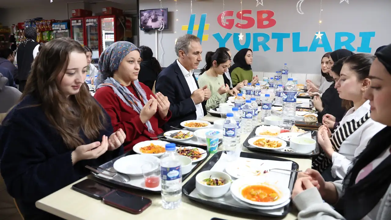 trabzonda-protokol-genclerle-sahur-ve-iftar-sofralarinda-bulustu