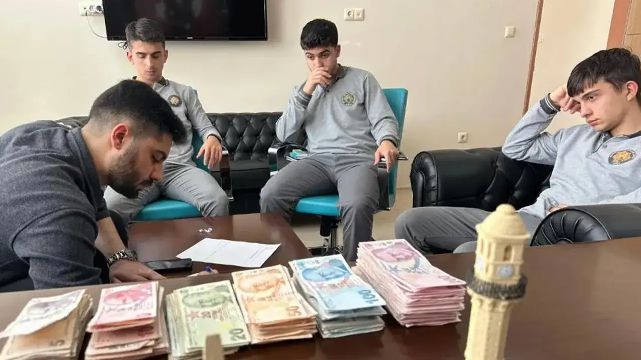 bayburtta-ogrencilerden-anlamli-destek-26-bin-lira-toplandi