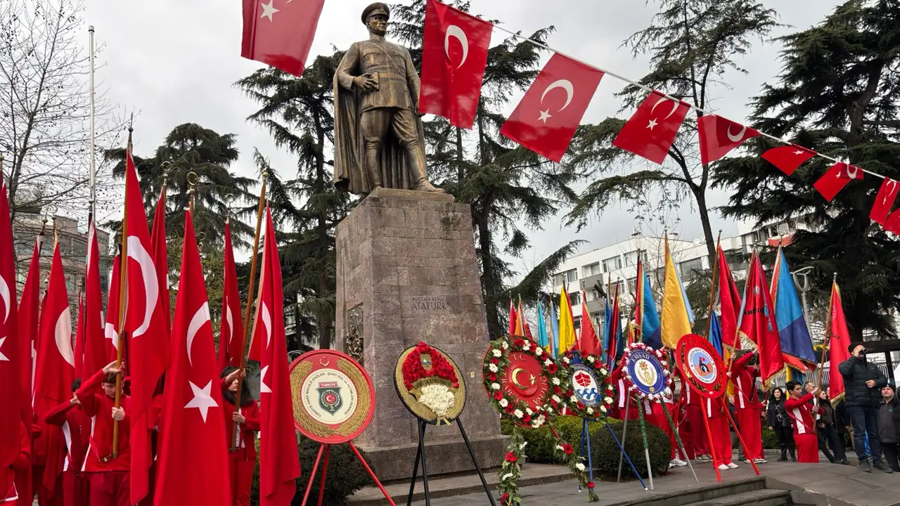 trabzonda-18-mart-canakkale-zaferi-anma-toreni-meydan-parkinda-celenk-sunuldu