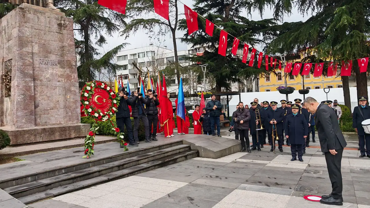 trabzonda-18-mart-canakkale-zaferi-anma-toreni-meydan-parkinda-celenk-sunuldu