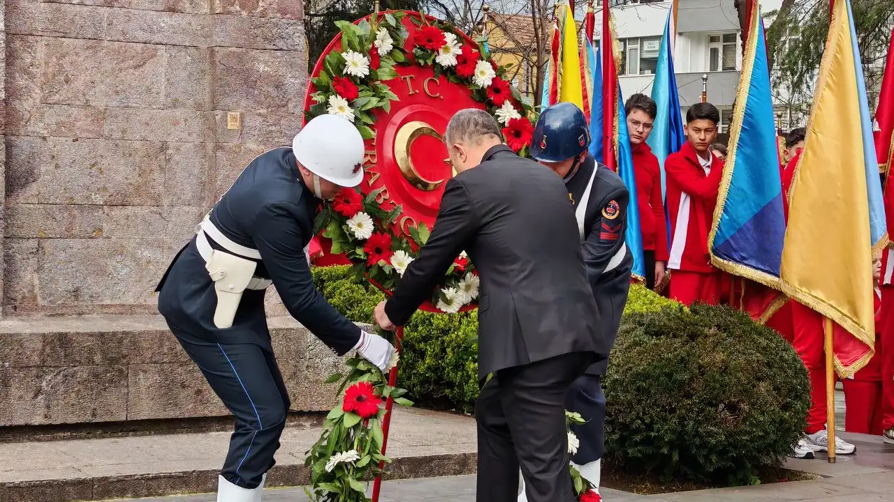 trabzonda-18-mart-canakkale-zaferi-anma-toreni-meydan-parkinda-celenk-sunuldu