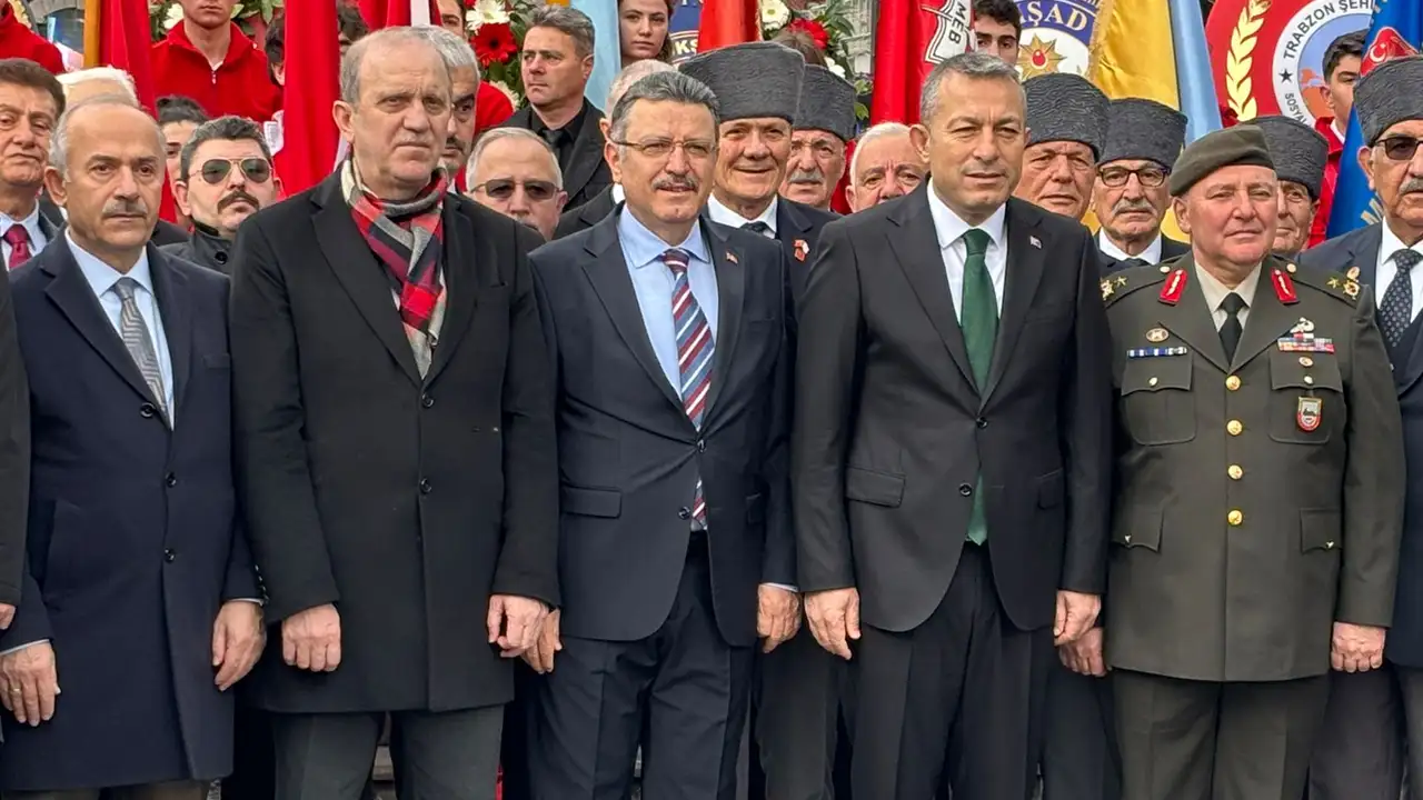 trabzonda-18-mart-canakkale-zaferi-anma-toreni-meydan-parkinda-celenk-sunuldu