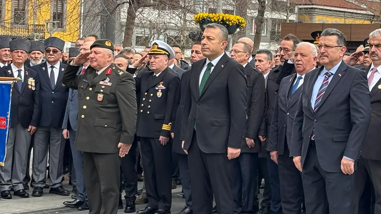 trabzonda-18-mart-canakkale-zaferi-anma-toreni-meydan-parkinda-celenk-sunuldu