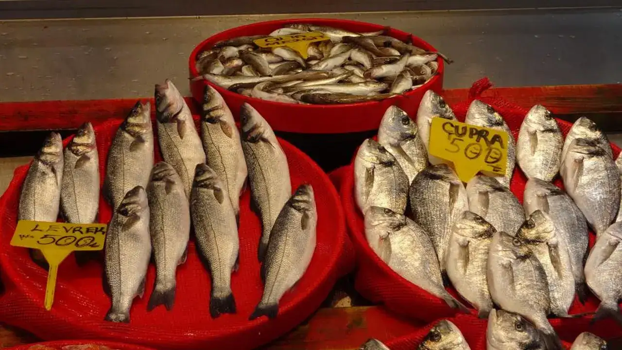 trabzonda-bayram-oncesi-balik-tezgahlarinda-hareketlilik-buyuk-baliga-ilgi-artti