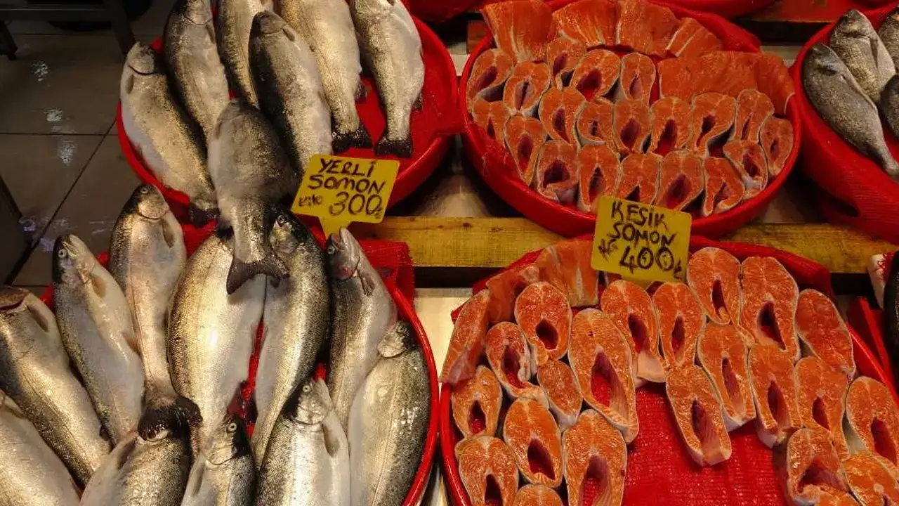 trabzonda-bayram-oncesi-balik-tezgahlarinda-hareketlilik-buyuk-baliga-ilgi-artti