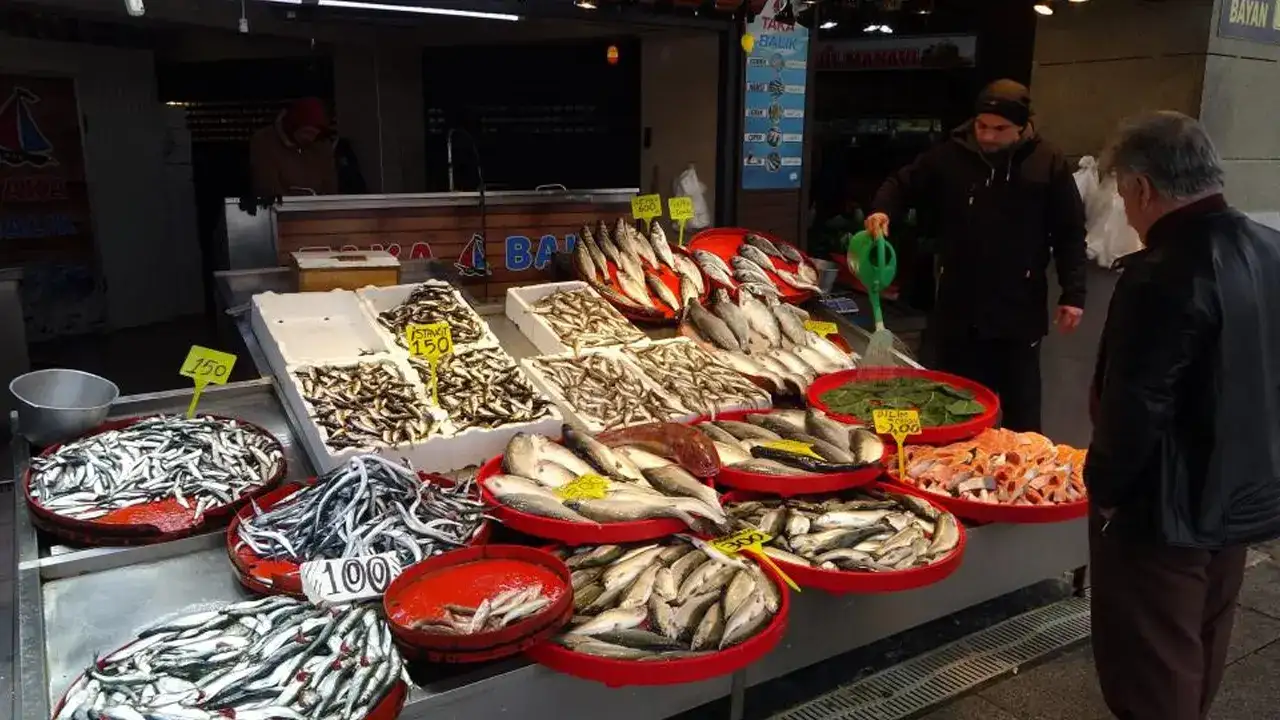 trabzonda-bayram-oncesi-balik-tezgahlarinda-hareketlilik-buyuk-baliga-ilgi-artti