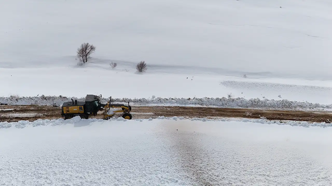 bayburtta-bayram-oncesi-kar-mesaisi-suruyor