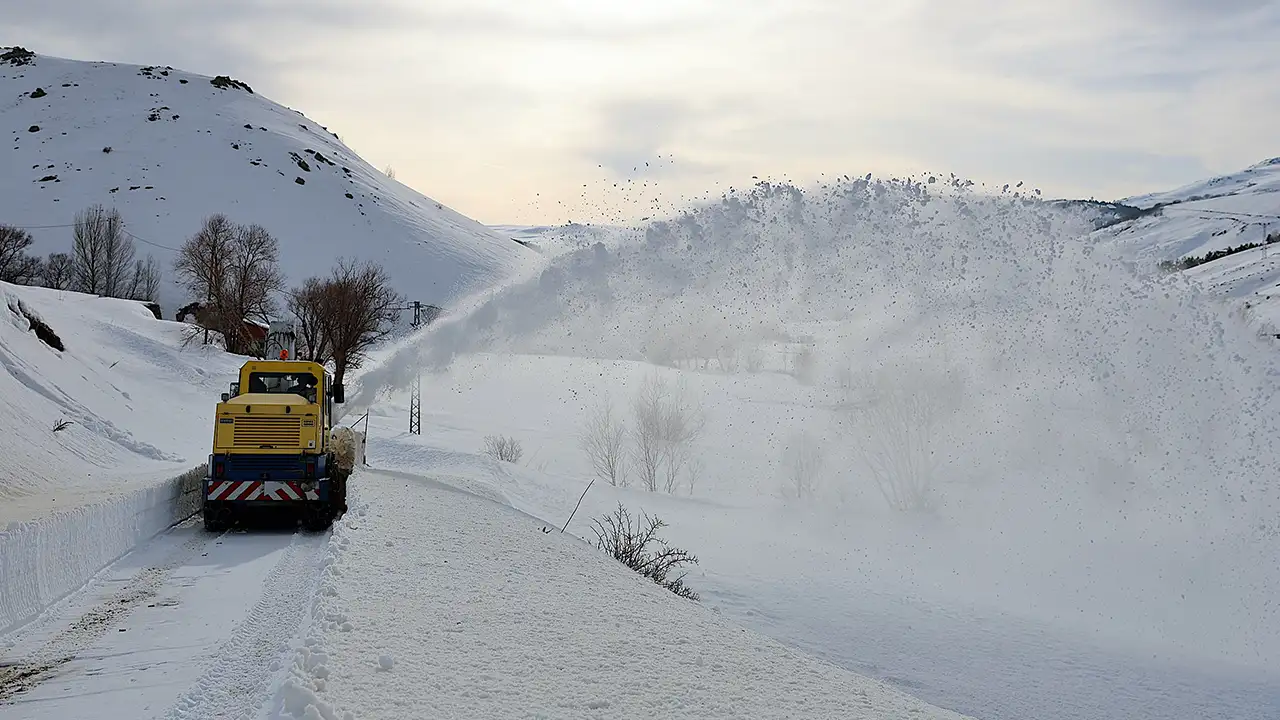 bayburtta-bayram-oncesi-kar-mesaisi-suruyor