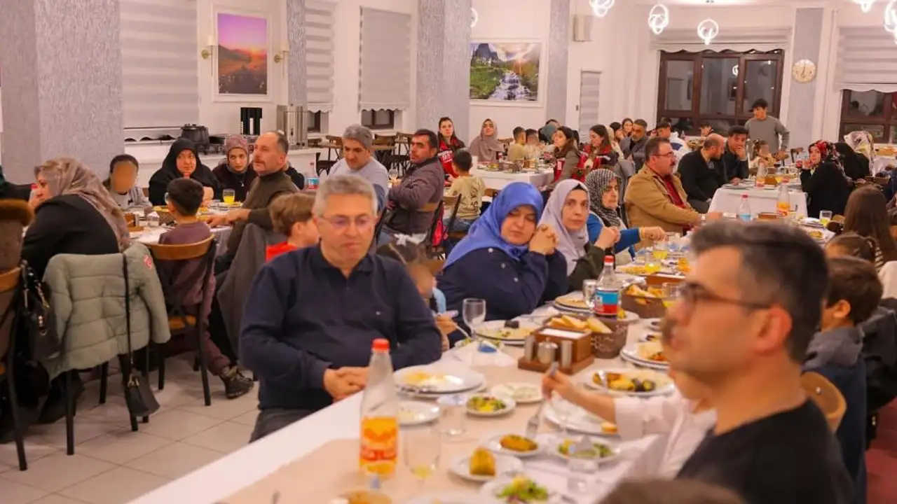 bayburtta-koruyucu-aileler-iftar-programinda-bulustu