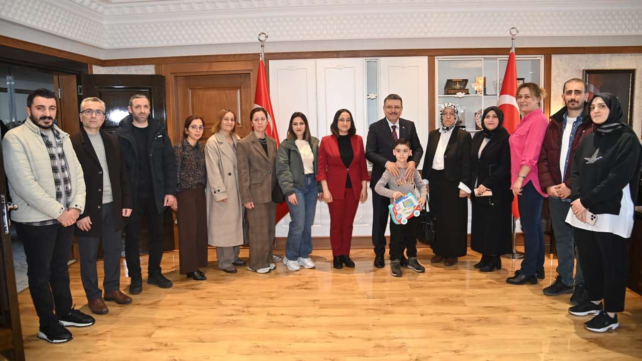 trabzon-buyuksehir-belediye-baskani-genc-personelle-bayramlasti