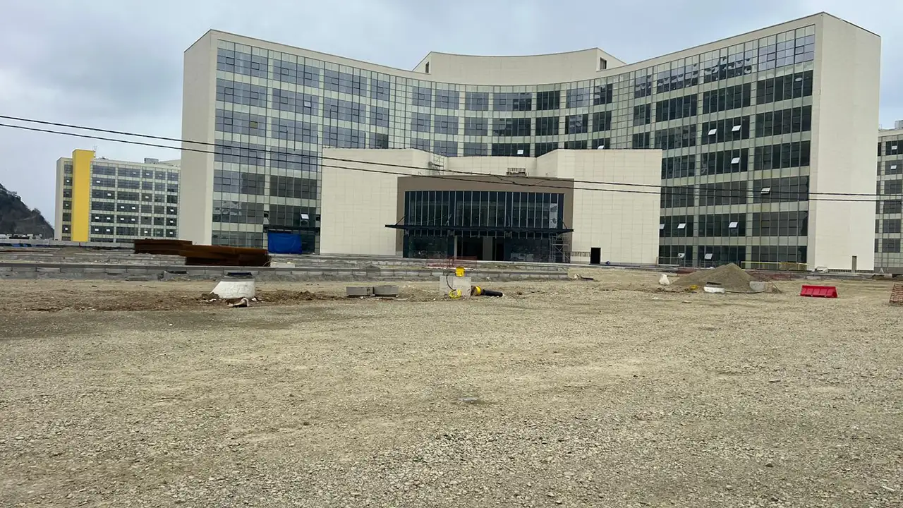 trabzon-sehir-hastanesi-icin-kayiyor-iddialarina-net-yanit-bakan-yerinde-acikladi