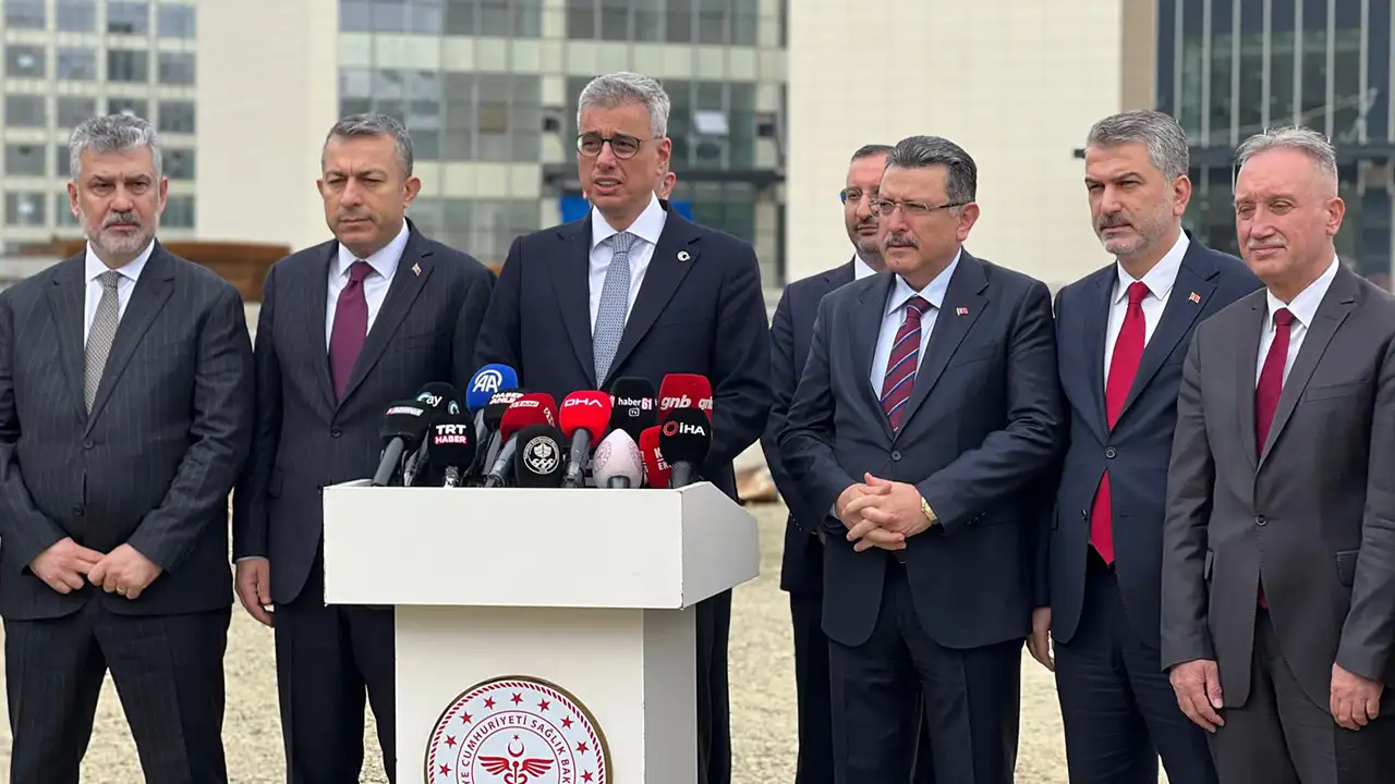 trabzon-sehir-hastanesi-icin-kayiyor-iddialarina-net-yanit-bakan-yerinde-acikladi