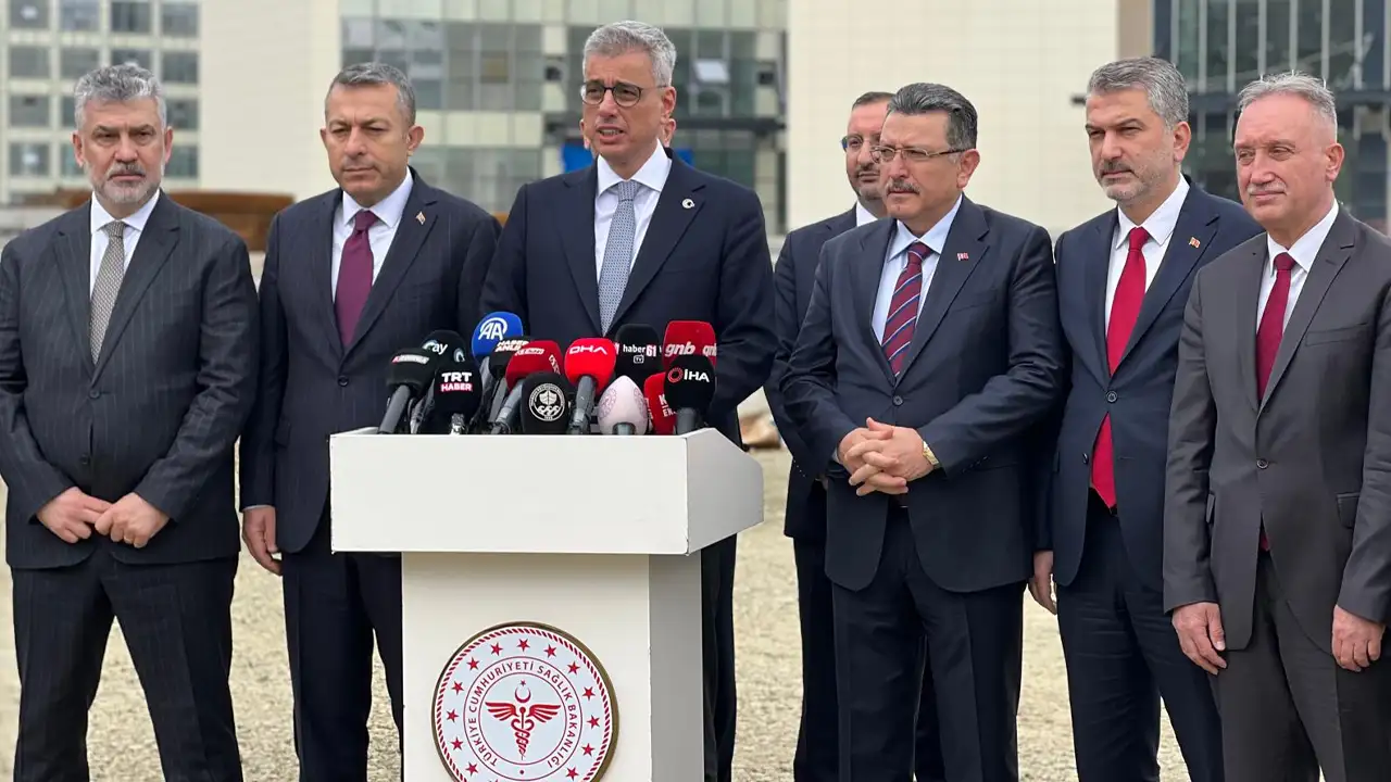 trabzon-sehir-hastanesinde-kayma-tartismasi-suruyor-bakanlar-farkli-profesor-farkli-konusuyor