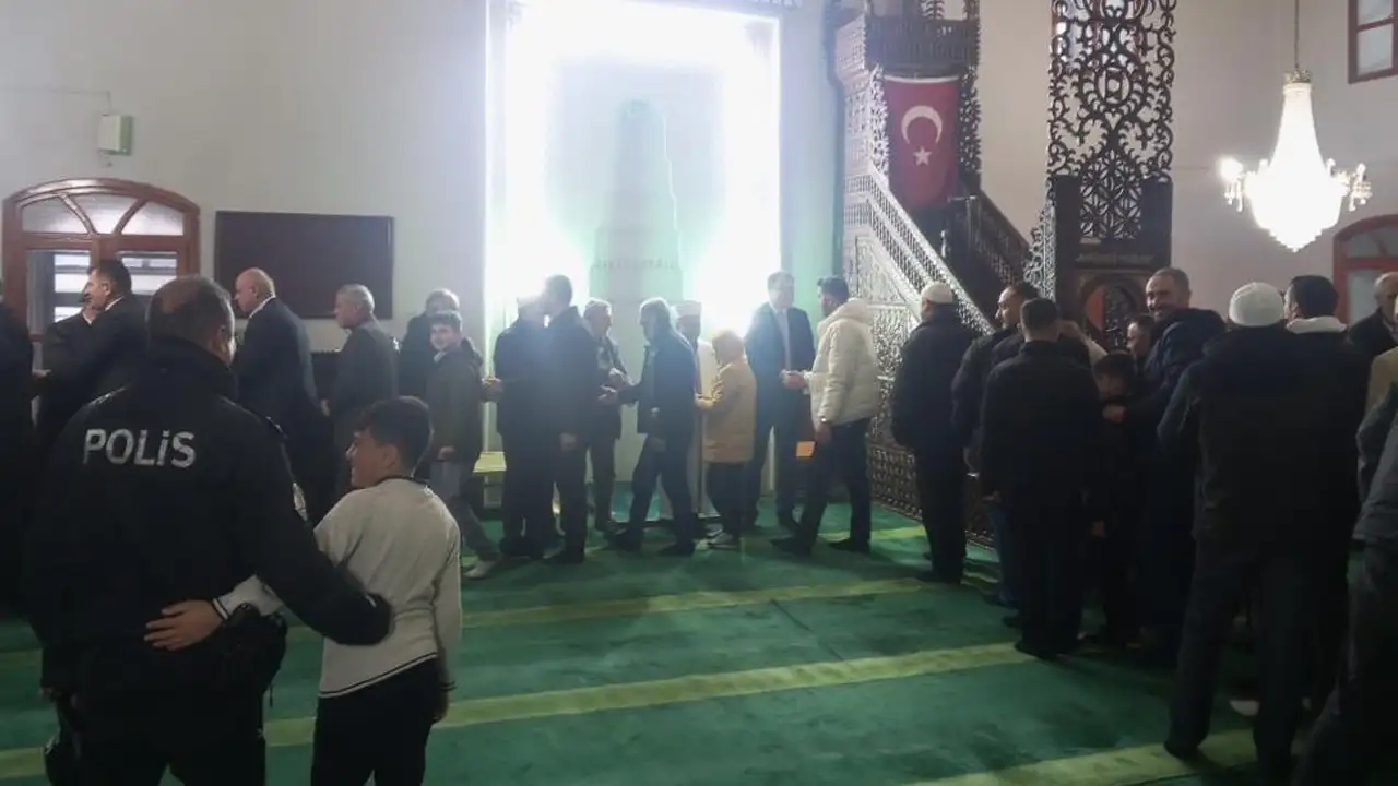 aydintepede-vatandaslarin-ve-gorev-basindaki-personelin-bayrami-kutlandi