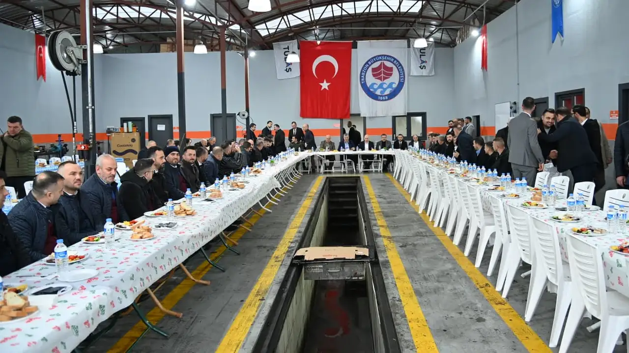 baskan-genc-tulas-personeliyle-bayramlasti-vatandasi-davet-etti