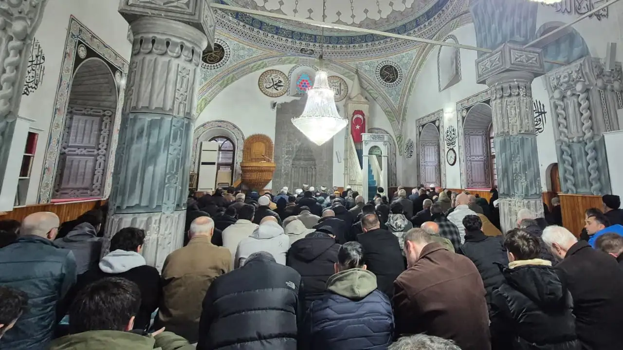 baskan-genc-tulas-personeliyle-bayramlasti-vatandasi-davet-etti