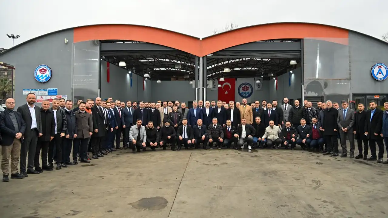 baskan-genc-tulas-personeliyle-bayramlasti-vatandasi-davet-etti