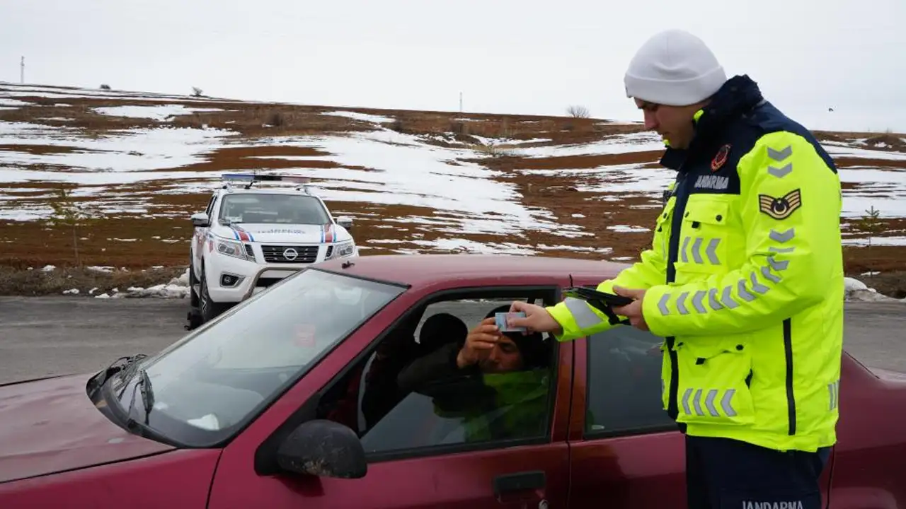 bayburtta-bayram-trafiginde-hem-karadan-hem-havadan-denetim