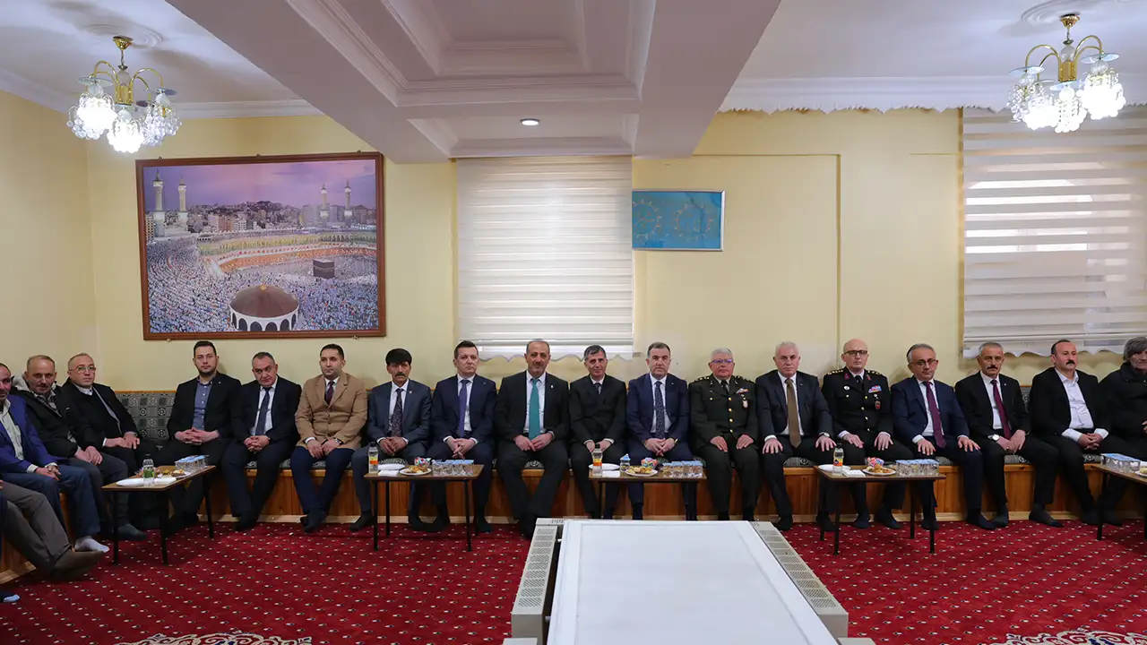 bayburtta-bayramlasma-programinda-protokol-ve-vatandaslar-bulustu