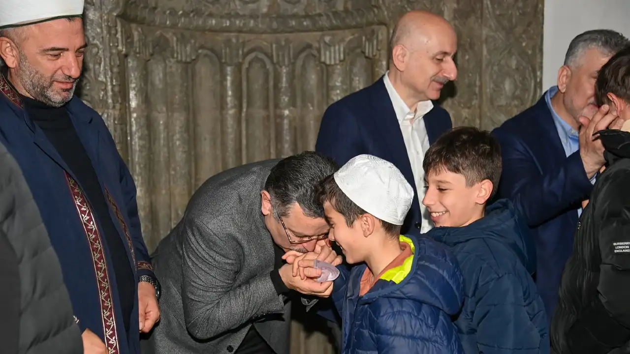 trabzon-protokolu-bayram-namazinda-iskenderpasa-camiinde-bulustu