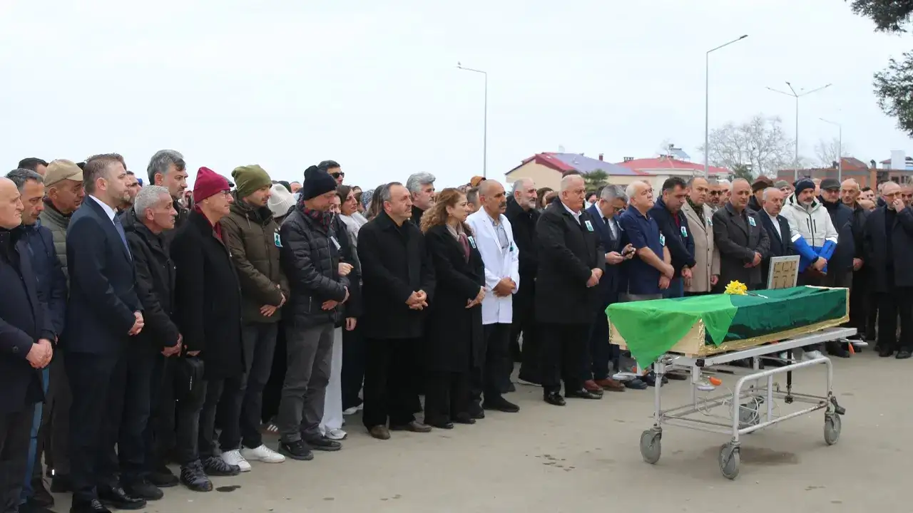 trabzonda-saglik-camiasini-yasa-bogan-veda-hemsire-aysun-turan-son-yolculuguna-ugurlandi