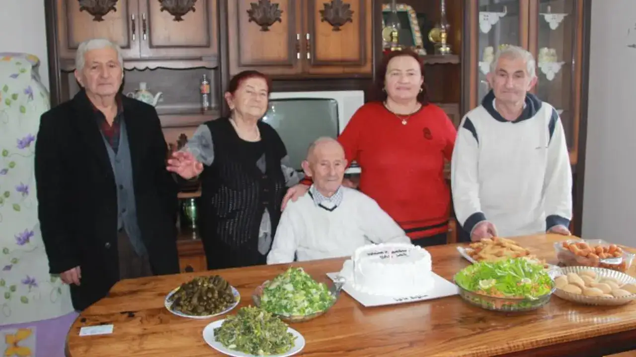 102-yasinda-pasta-kesti-orduda-asirlik-mutluluk