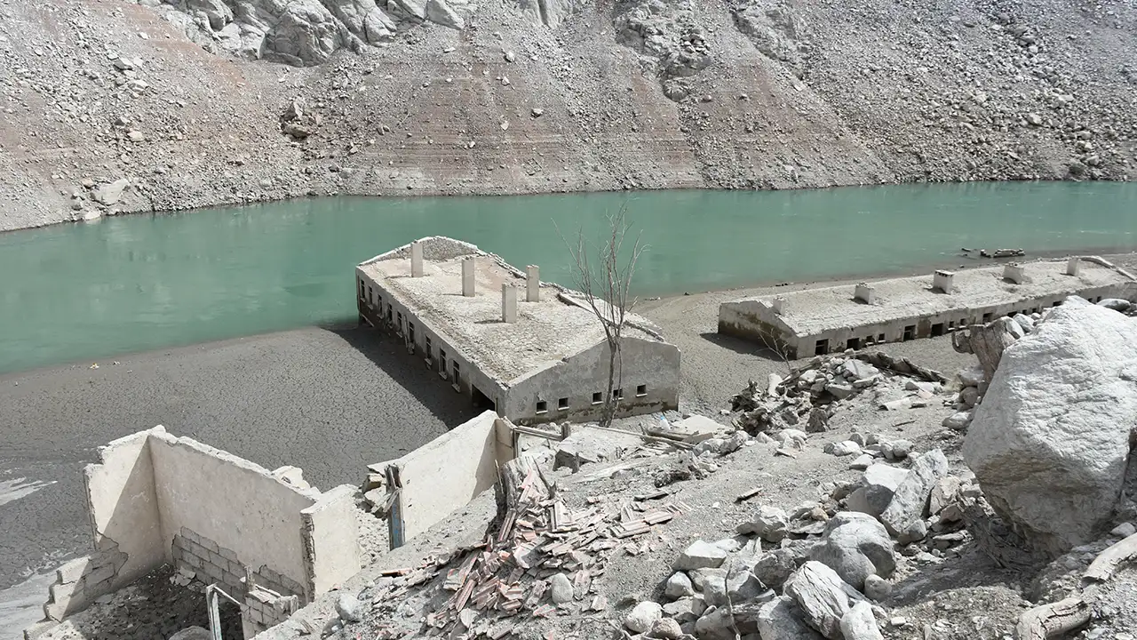 artvinde-deriner-baraji-cekildi-sular-altindaki-koy-yeniden-ortaya-cikti