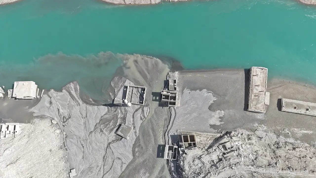 artvinde-deriner-baraji-cekildi-sular-altindaki-koy-yeniden-ortaya-cikti