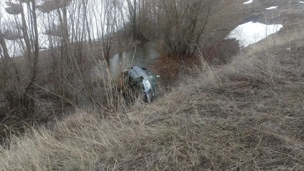 bayburtta-61-plakali-otomobil-dereye-uctu-surucu-kazayi-hafif-atlatti