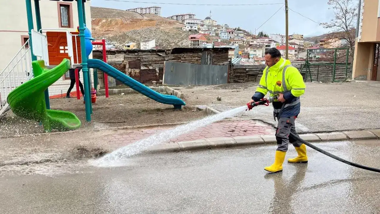 bayburtta-bahar-temizligi-basladi-sokaklar-yikaniyor