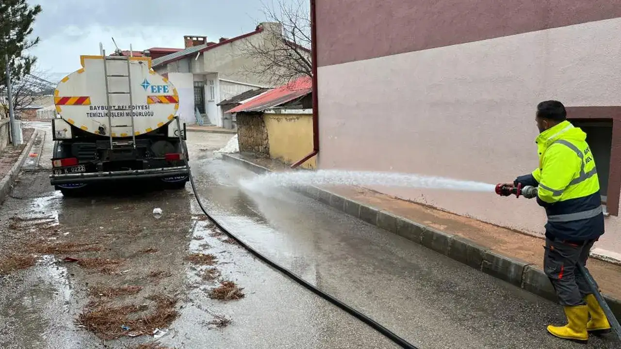 bayburtta-bahar-temizligi-basladi-sokaklar-yikaniyor