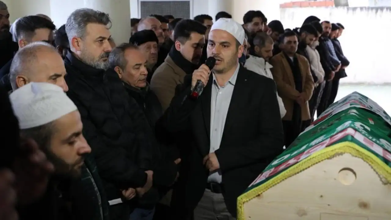 oldurulen-futbolcunun-son-yolculugunda-61-numarali-forma-detayi