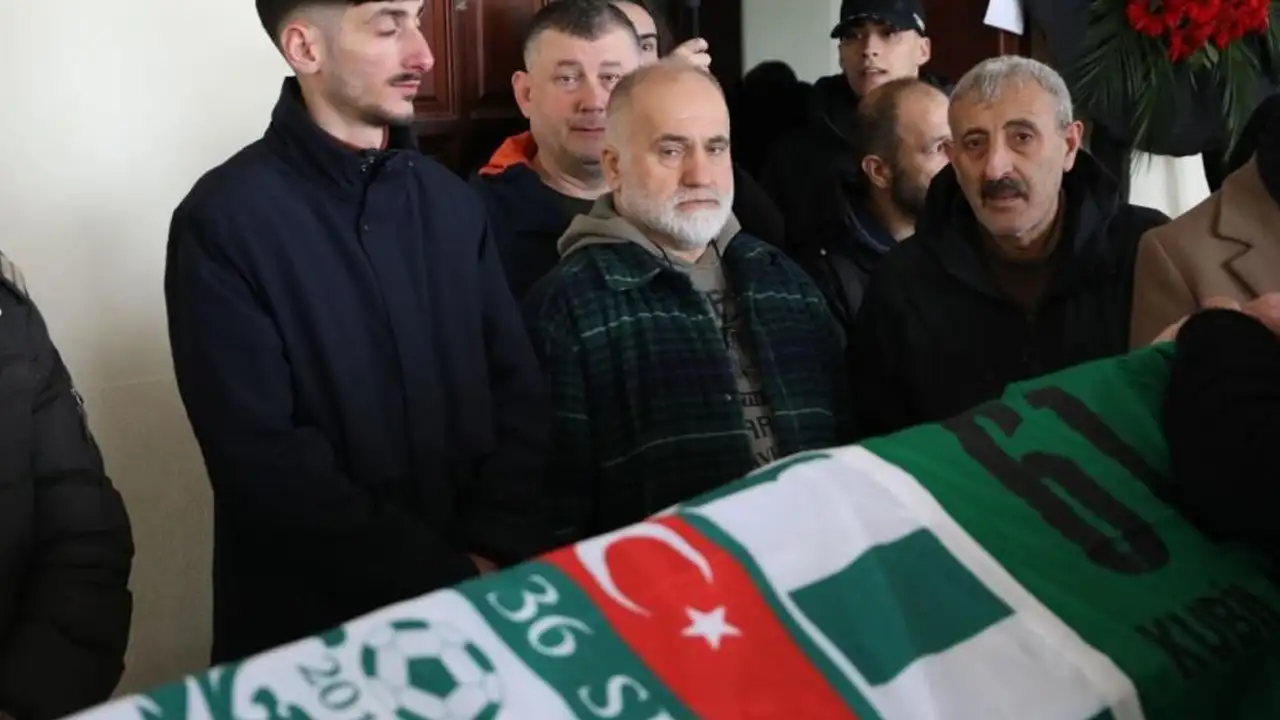 oldurulen-futbolcunun-son-yolculugunda-61-numarali-forma-detayi