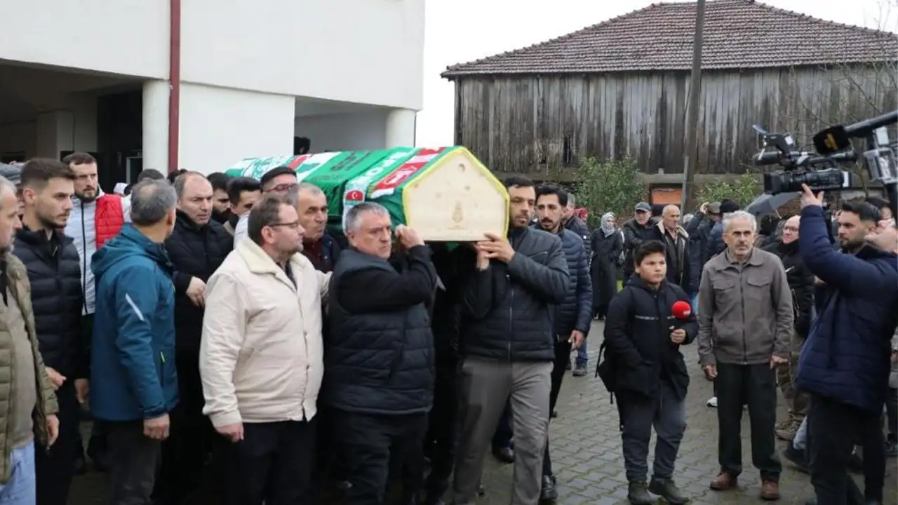 oldurulen-futbolcunun-son-yolculugunda-61-numarali-forma-detayi