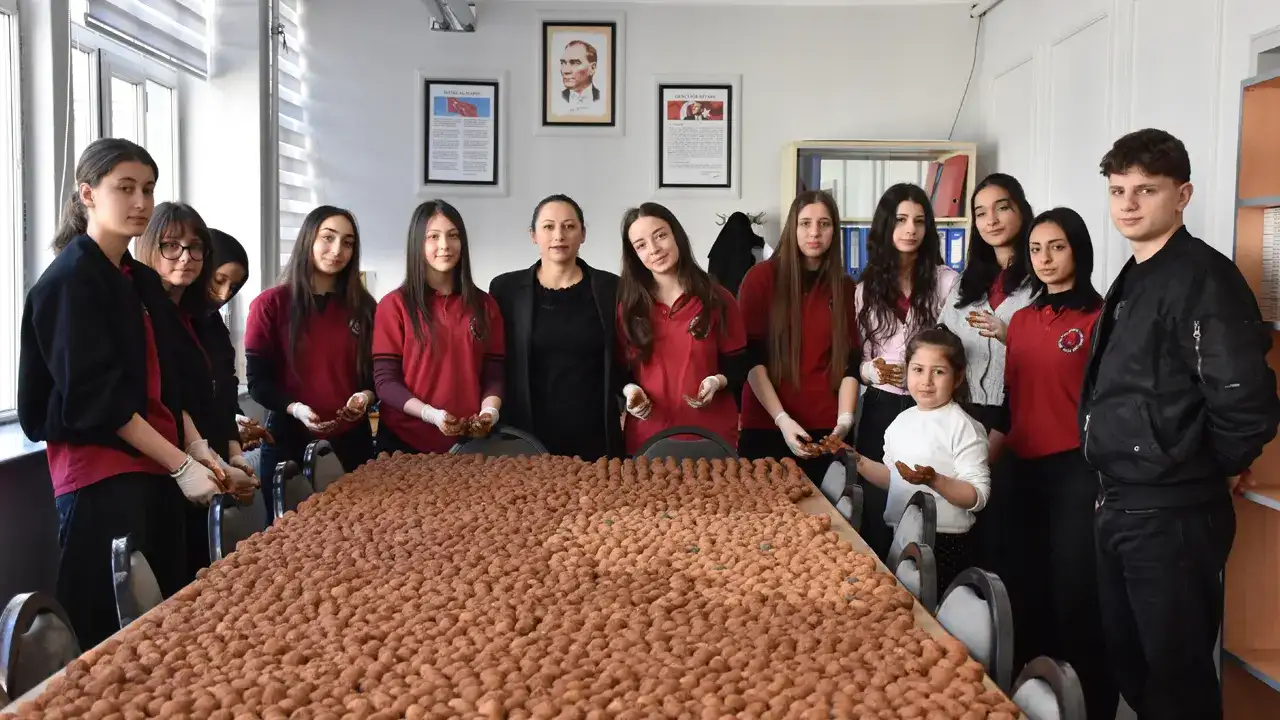 trabzonda-ogrencilerden-dogaya-destek-20-bin-tohum-topu-hazirlandi