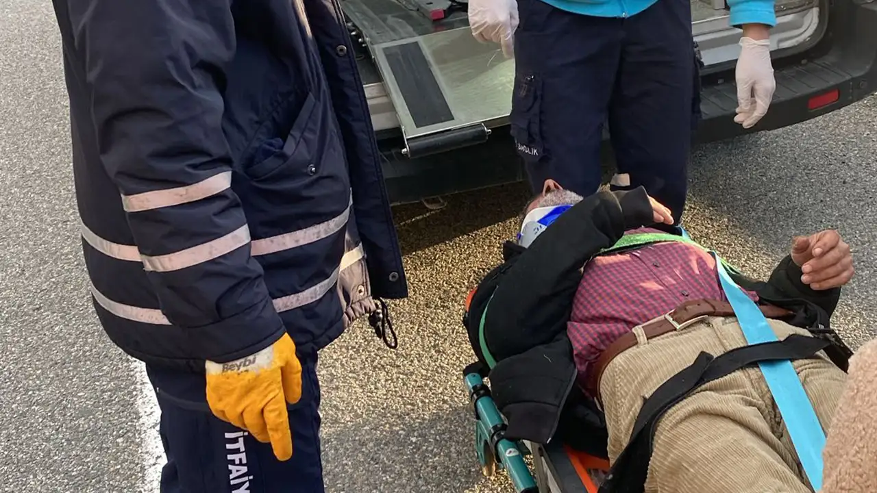 artvin-borckada-tir-devrildi-surucu-agir-yarali