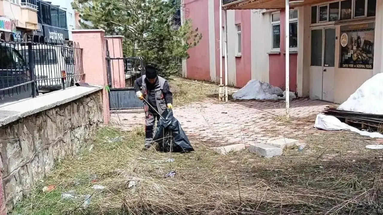 bayburtta-bahar-temizligi-basladi-ekipler-sahada