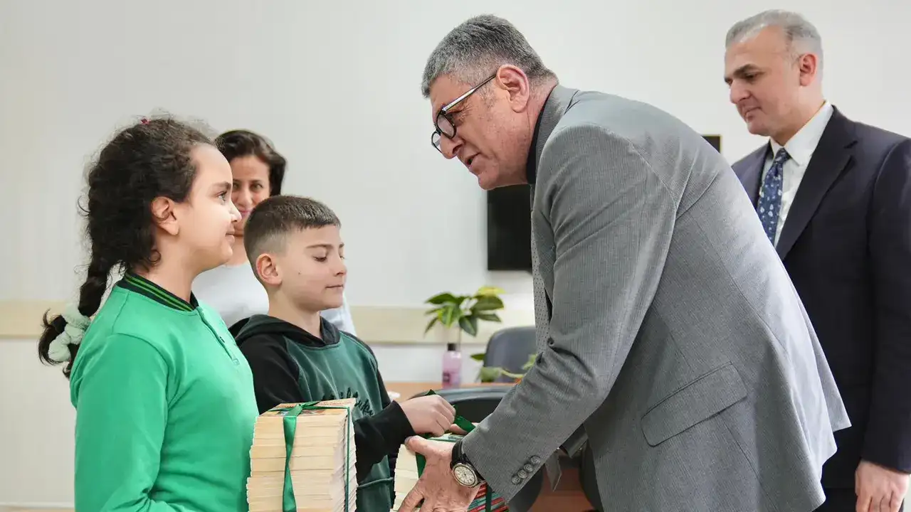 ortahisarda-bir-kitap-bin-umut-kampanyasina-ogrencilerden-destek