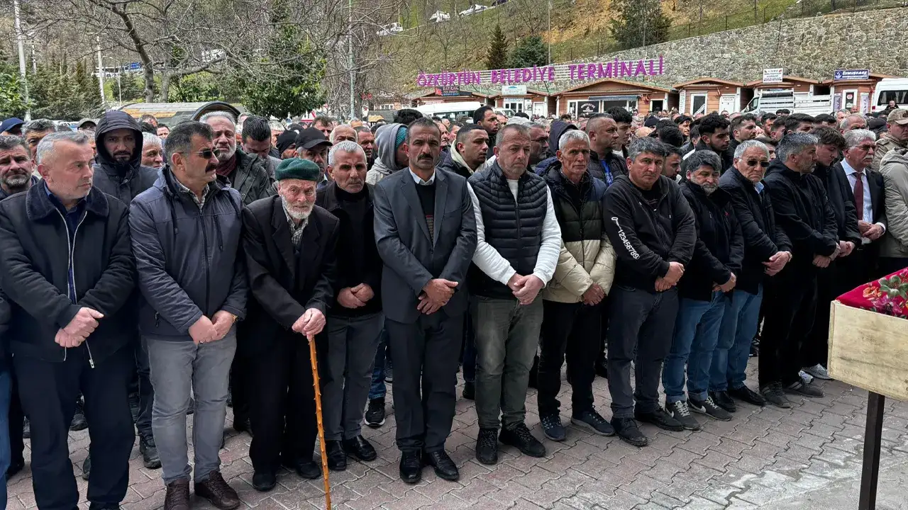 tireboludaki-kazada-hayatini-kaybeden-kardesler-topraga-verildi