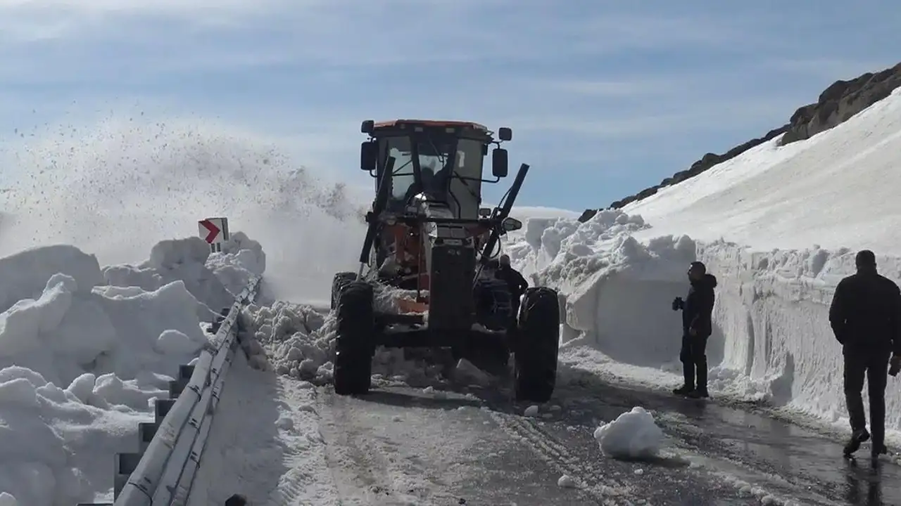 ardahan-artvin-yolunda-4-ay-sonra-temizlik-basladi-yol-aciliyor