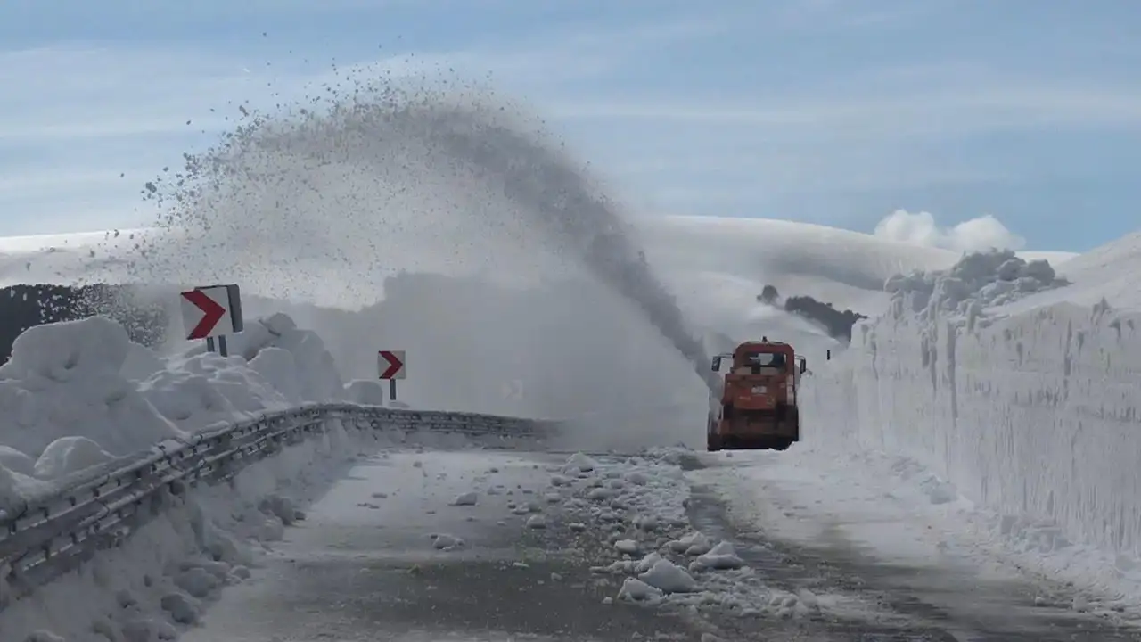 ardahan-artvin-yolunda-4-ay-sonra-temizlik-basladi-yol-aciliyor